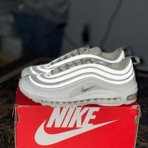 Classic all whites cheep ⚪️⚪️💜air max 97’s